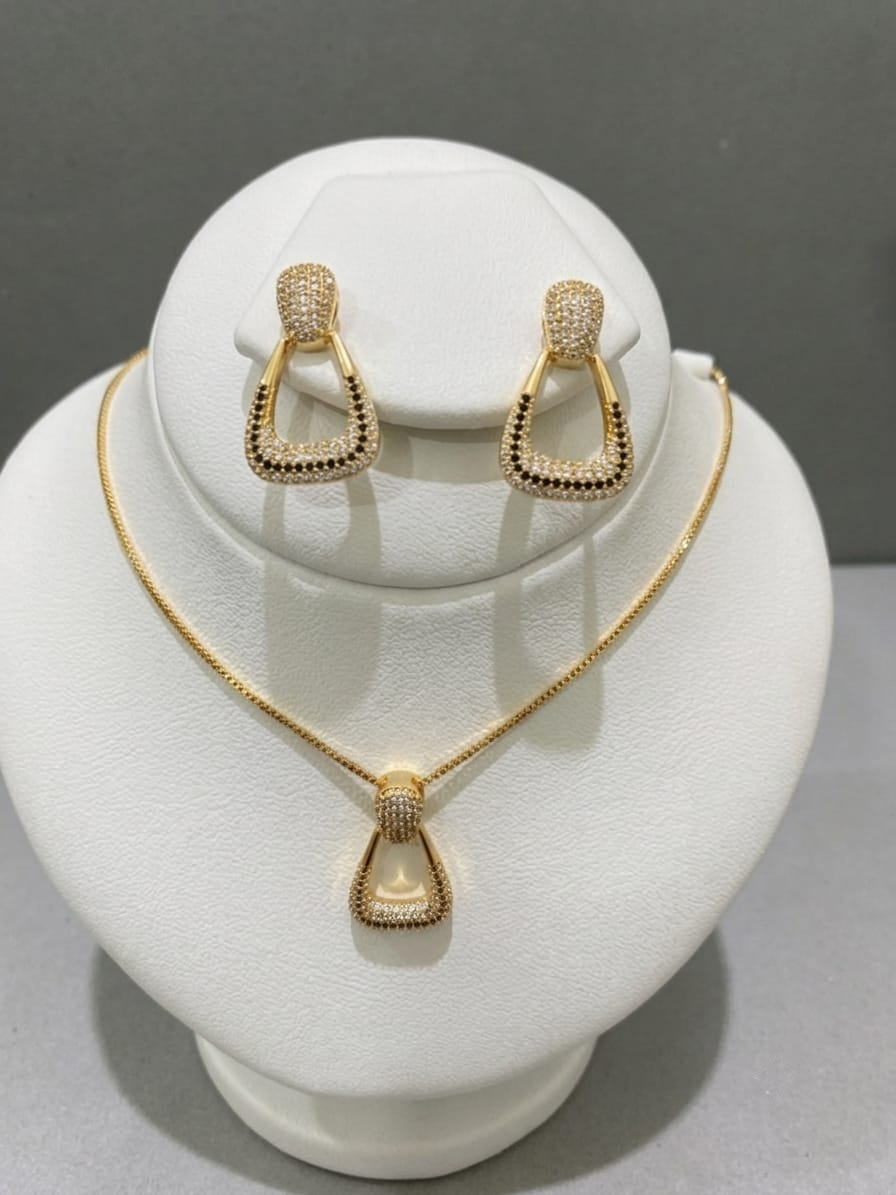 Elegant Tear Drop Pendant Necklace set